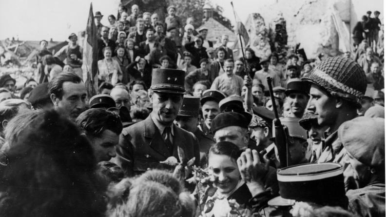 Le général de Gaulle salue la population libérée, le 14 juin 1944, à Isigny-sur-Mer, en Normandie.