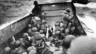 Le 6 juin 1944, des soldats dans une barge des garde-côtes américains près des plages de Normandie.